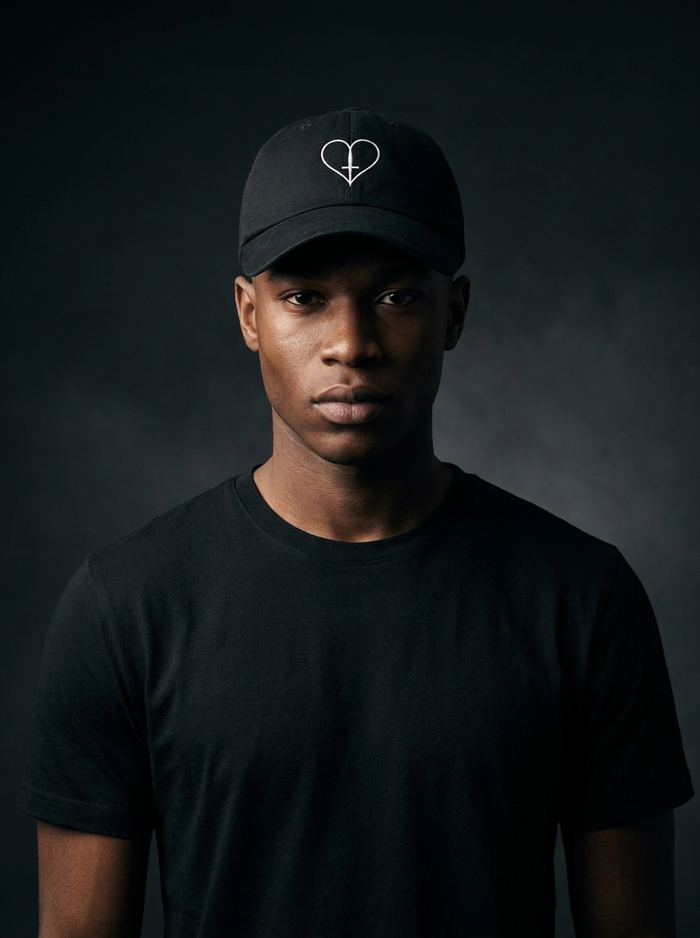 BLADE CAP Black – Model mit Herz-Dolch-Emblem