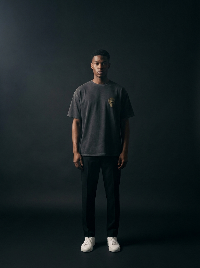Skull – Model Frontansicht mit Totenkopf-Print auf Washed Black
