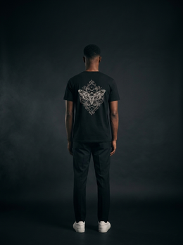 NEOKULT REQUIEM Moth Tee Schwarz – Model Rückenansicht mit Totenfalter Backprint, Front clean