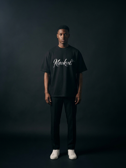 NEOKULT Signature Tee – Model Frontansicht mit Signature Print auf der Brust