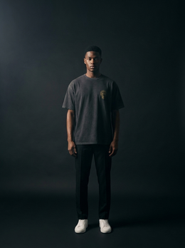 Skull – Model Frontansicht mit Totenkopf-Print auf Washed Black