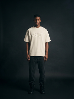 VACANCY Puff Tee Off-White – Model Frontansicht mit Puff-Print Wordmark