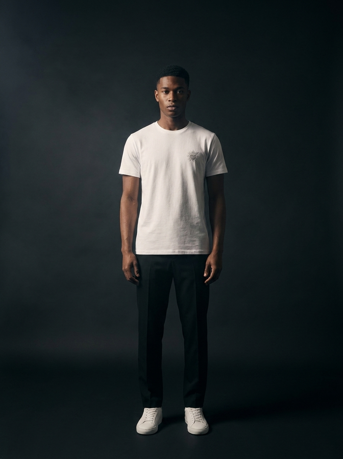 SACRED Organic Tee White – Model Frontansicht mit kleinem Brustlogo