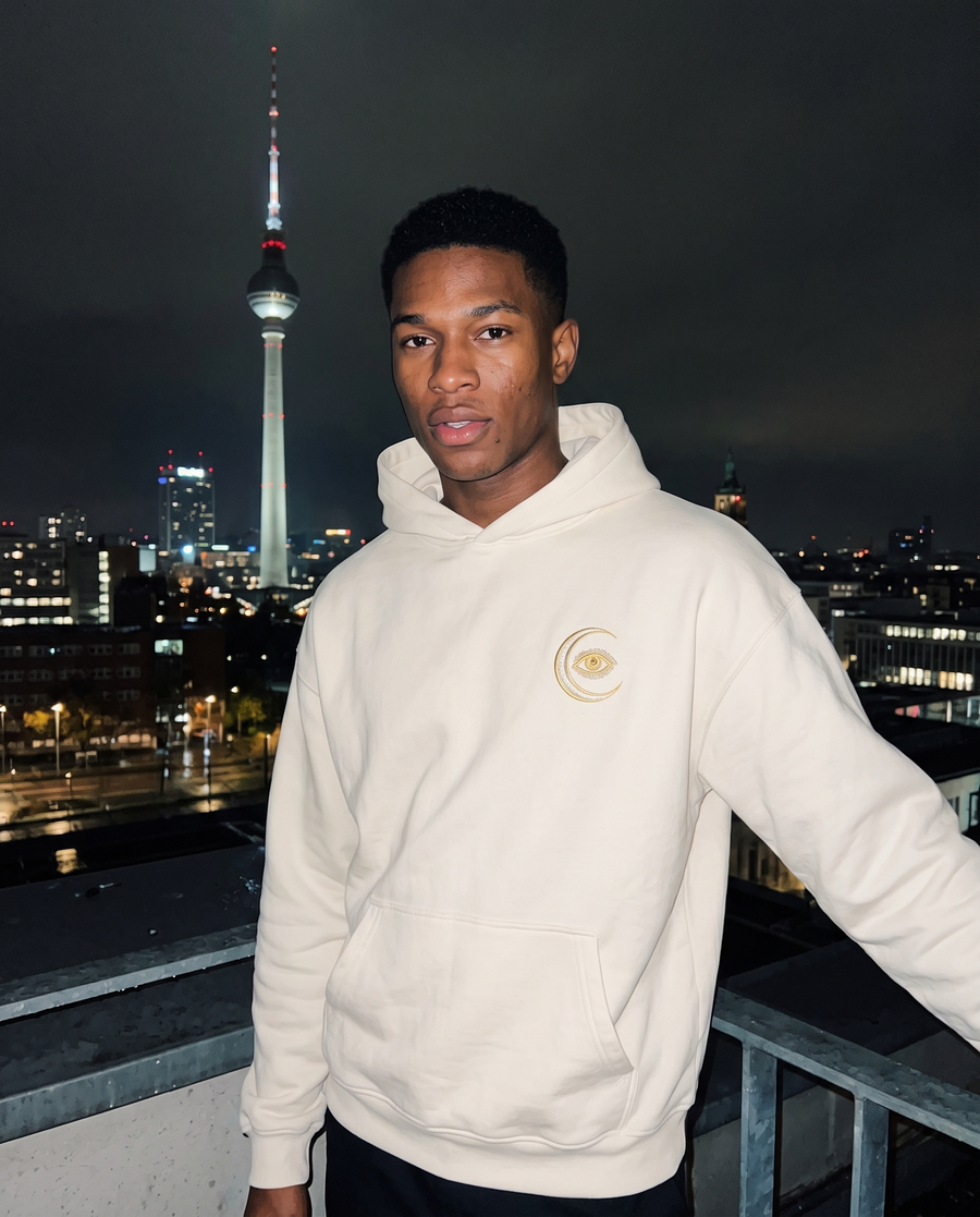 VIGIL Oversized Hoodie – dynamisches Mockup in Berlin