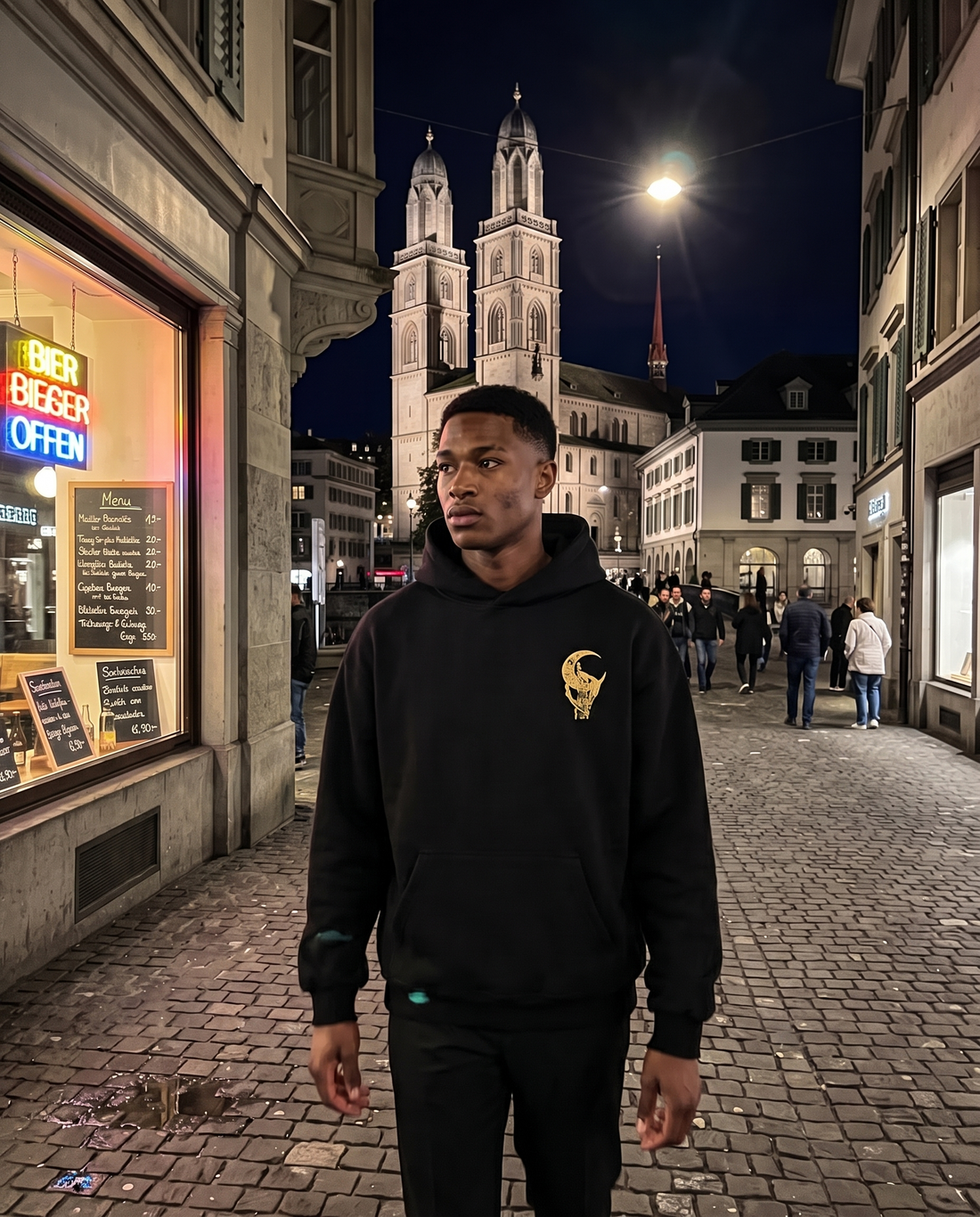 REQUIEM Oversized Hoodie schwarz – dynamisches Mockup in Zürich